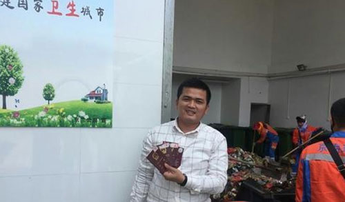 ?？谑忻駚G護照 環(huán)衛(wèi)工翻檢5噸垃圾找到