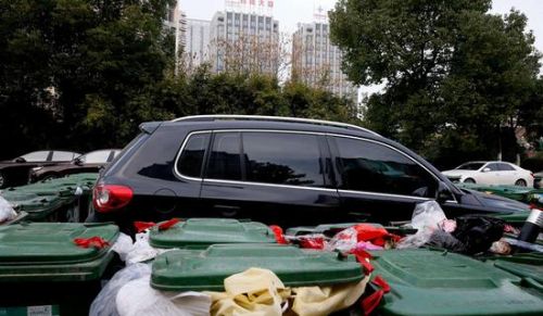 汽車被垃圾桶包圍是被惡搞還是得罪人了？