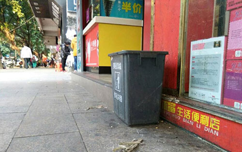 垃圾桶當足球踢？！城區(qū)大半年累計丟近千個垃圾桶